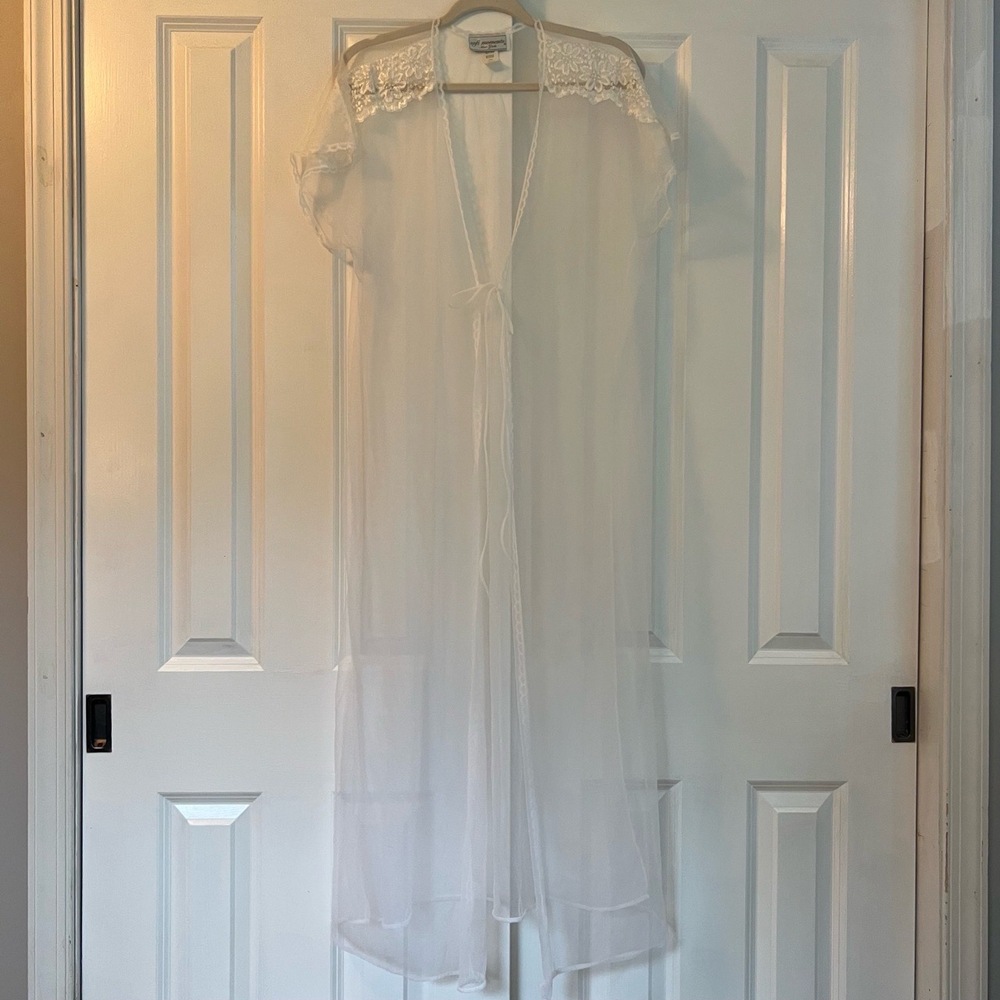 Soft Moments Vintage Sheer Lace Trim Tie Waist White Lingerie Robe Size XL‎